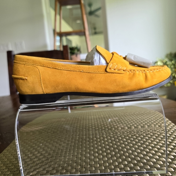 Cole Haan Yellow Gold Moccasin Flats. Used in good condition - Picture 8 of 11